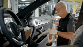 Глава Mercedes-Benz собрался на пенсию. И вот как он ищет новое занятие