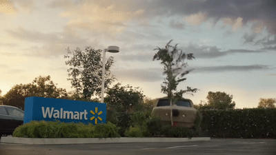 Компания Walmart собрала кучу машин-киногероев в одной рекламе