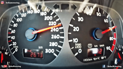 Посмотрите, что творится со стрелкой спидометра при разгоне этого безумного VW Golf