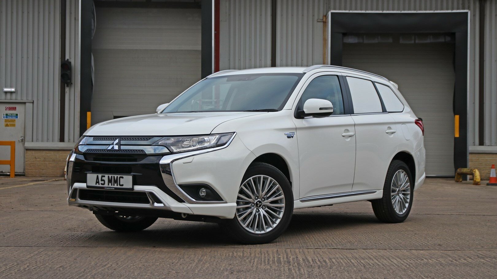 Гибридный Mitsubishi Outlander превратили в двухместный фургон – всё ради льгот и скидок