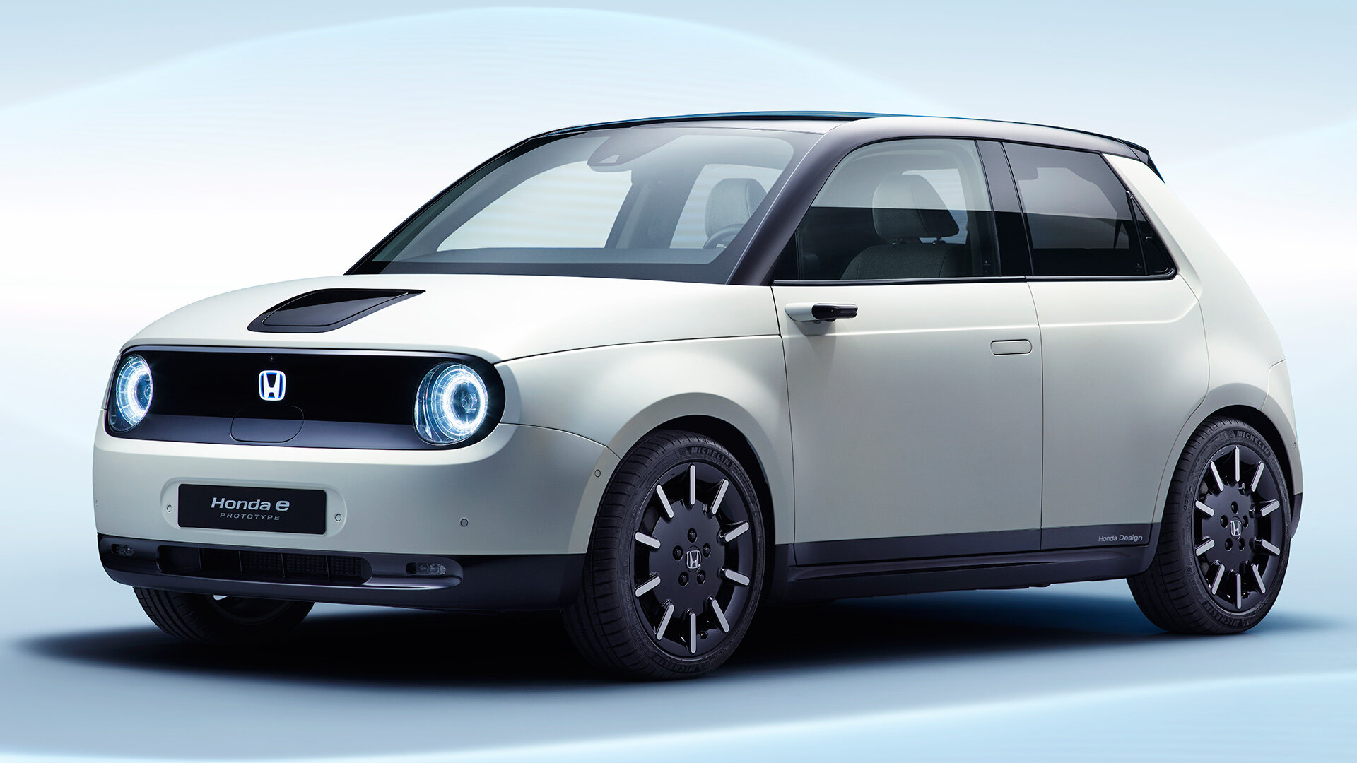 Honda показала ретрофутуристичный электрохэтчбек. Он скоро поступит в продажу