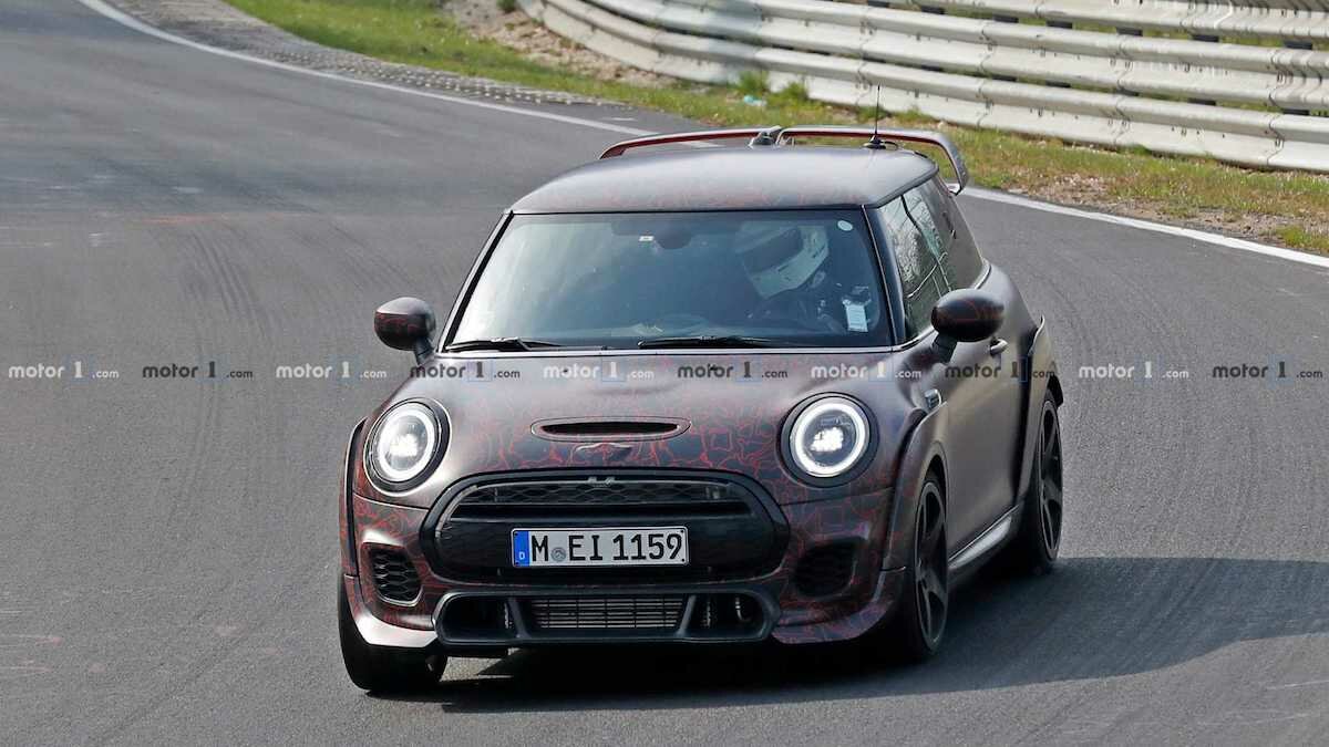 Самый мощный MINI получит безумные расширители арок и гигантский спойлер
