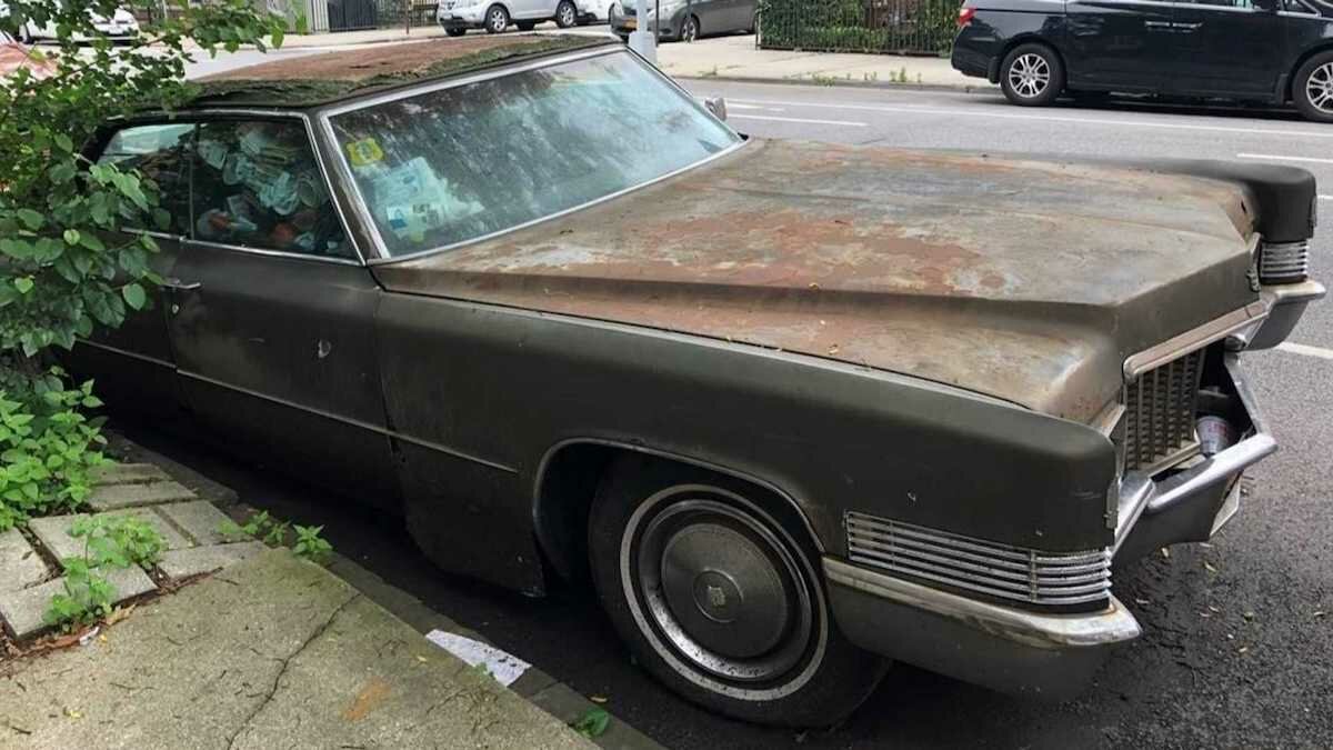 Брошенный в Нью-Йорке Cadillac эвакуировали спустя четверть века