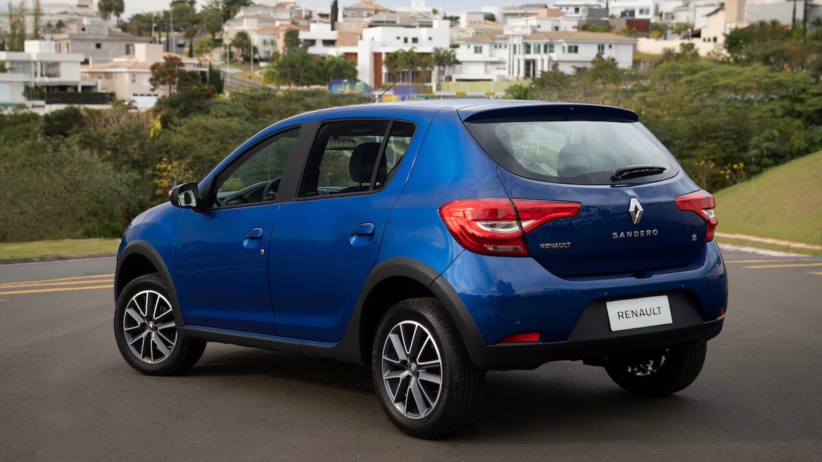 Renault Sandero и Logan получили новые фонари. Но не в России