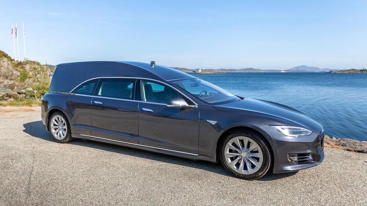 На продажу выставили катафалк Tesla