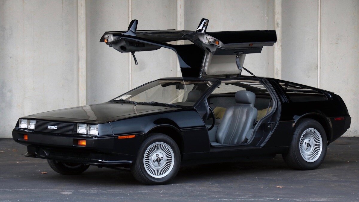 Необычный (чёрный!) DeLorean продали за цену нового кроссовера Kia