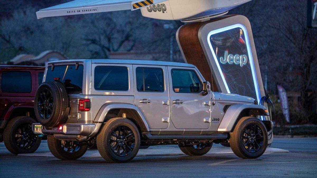 Jeep установит на внедорожных трассах зарядные станции для гибридных Wrangler 