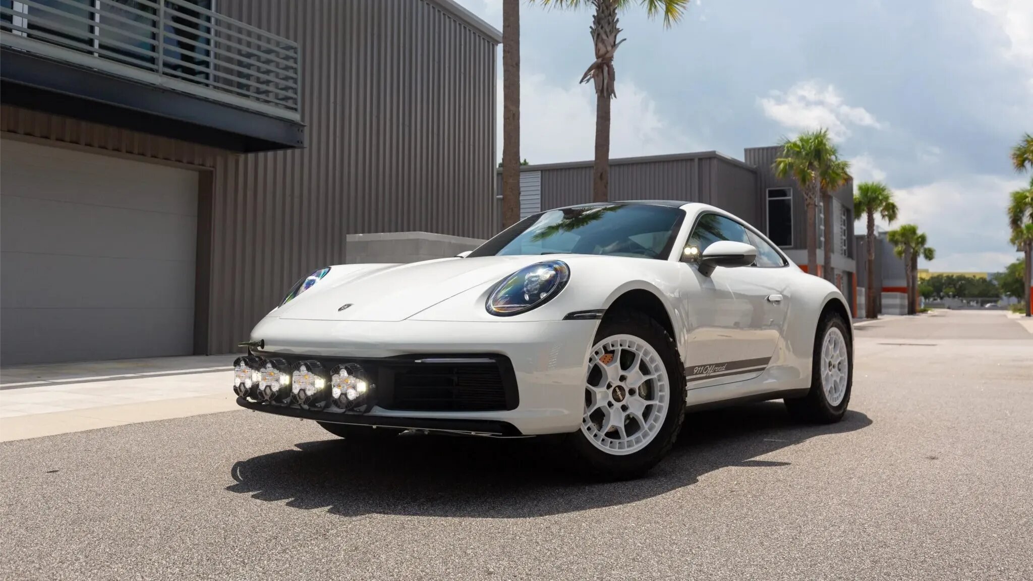 Почти новый Porsche 911 подготовили для бездорожья и выставили на продажу