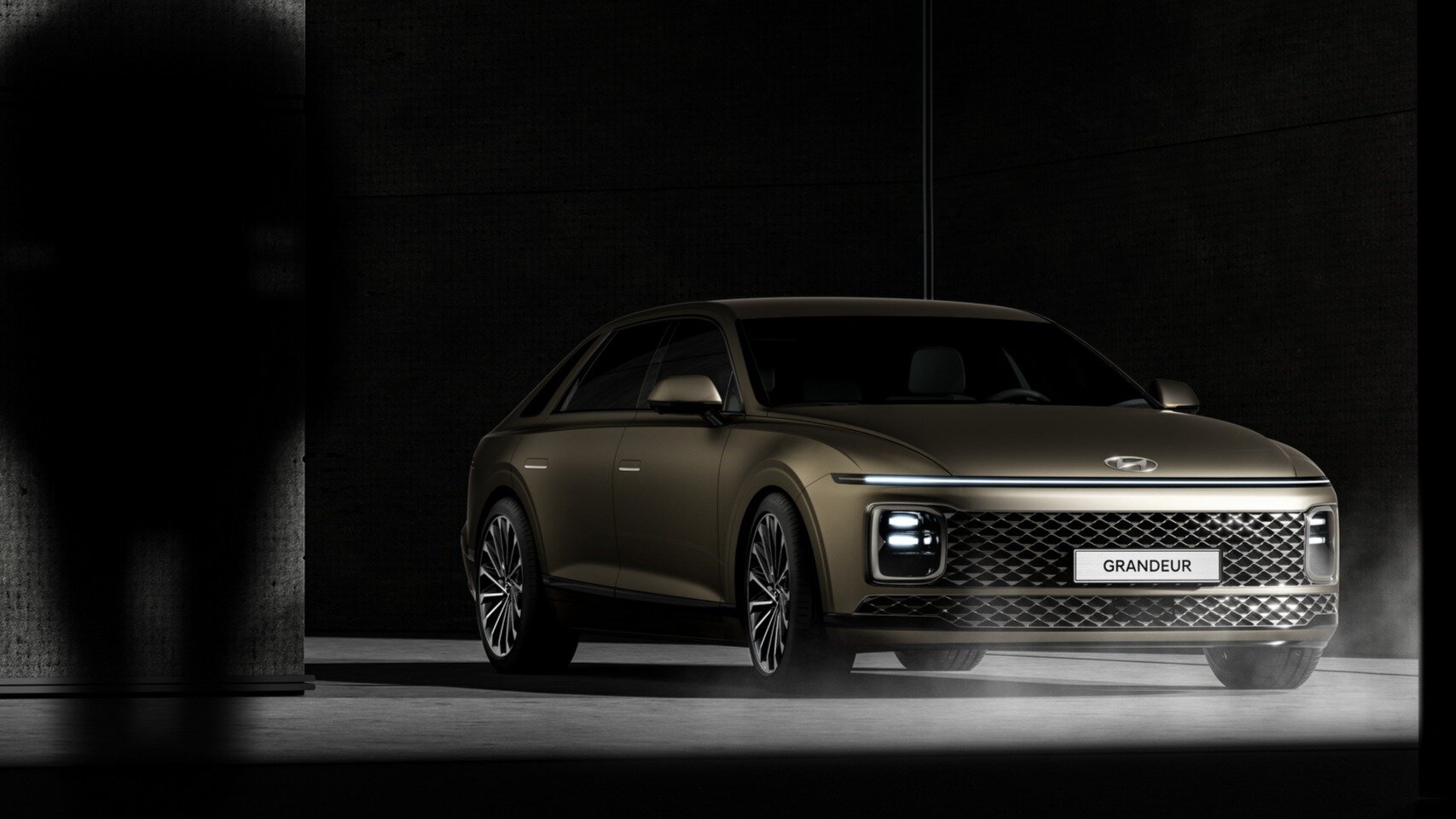 Hyundai показала новый Grandeur: футуристичный дизайн и три экрана в салоне