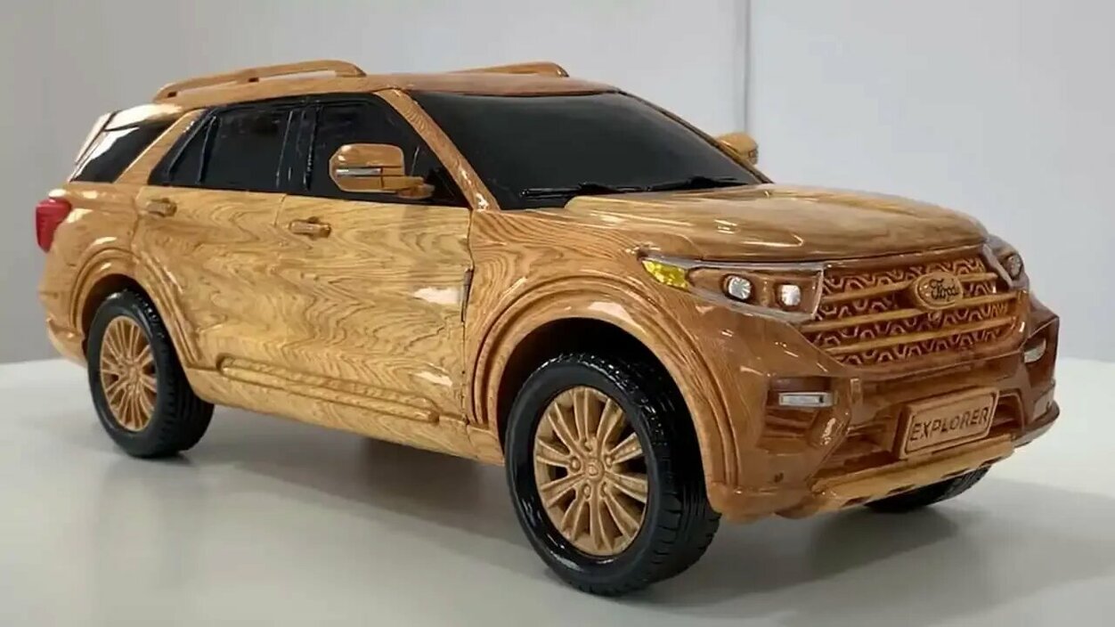 Высокодетализированную копию Ford Explorer вырезали из дерева
