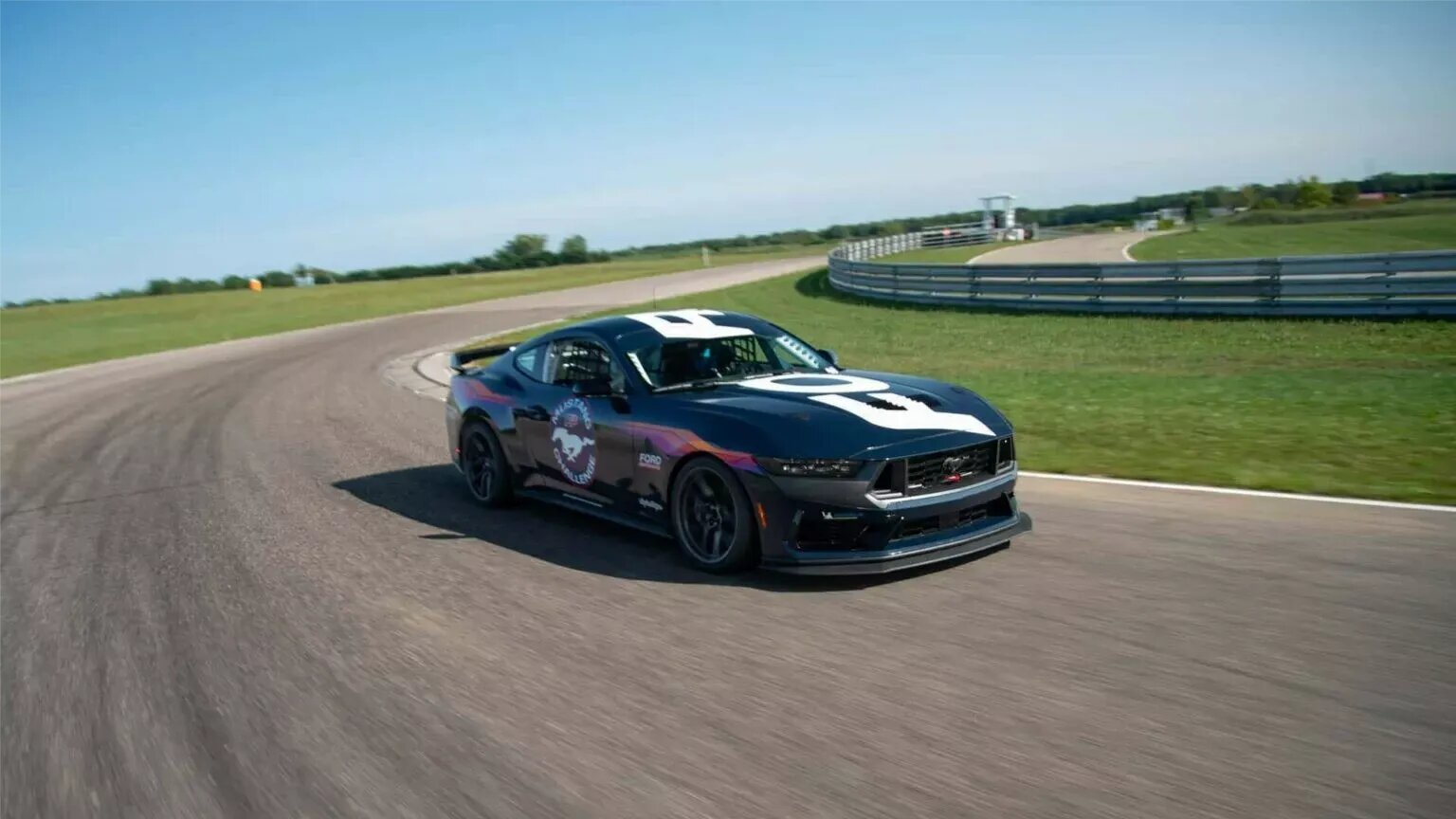 Ford Mustang получил самую хардкорную версию Dark Horse R для трека
