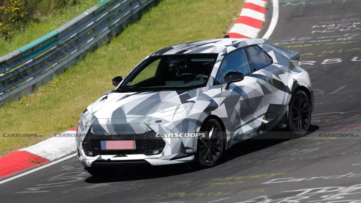 Новая Toyota C-HR попалась фотошпионам на Нюрбургринге