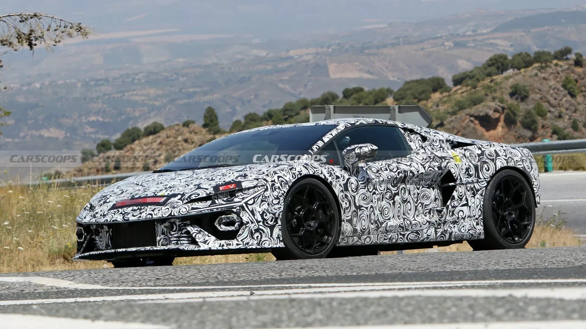 Гибридного наследника Lamborghini Huracan сфотографировали за месяц до премьеры
