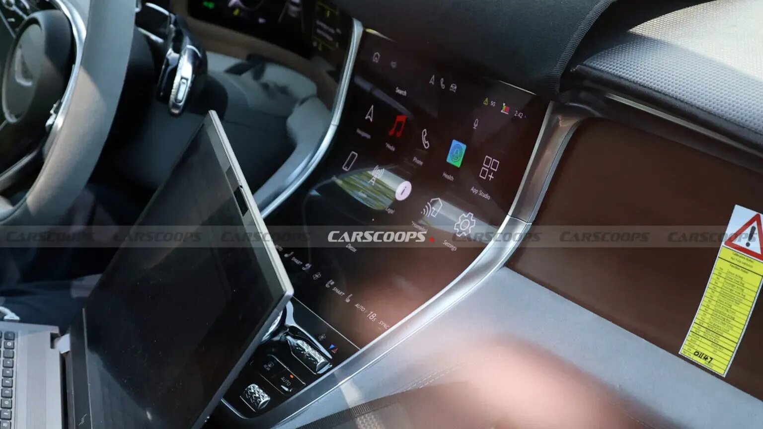 Шпионы заглянули в салон первого электрокара Bentley: он необычный