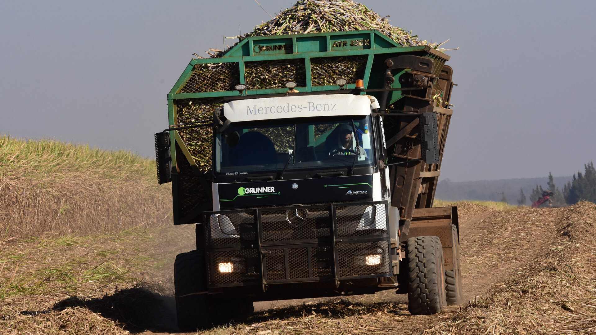 Грузовик Mercedes-Benz Axor превратили в беспилотник для уборки сахарного тростника