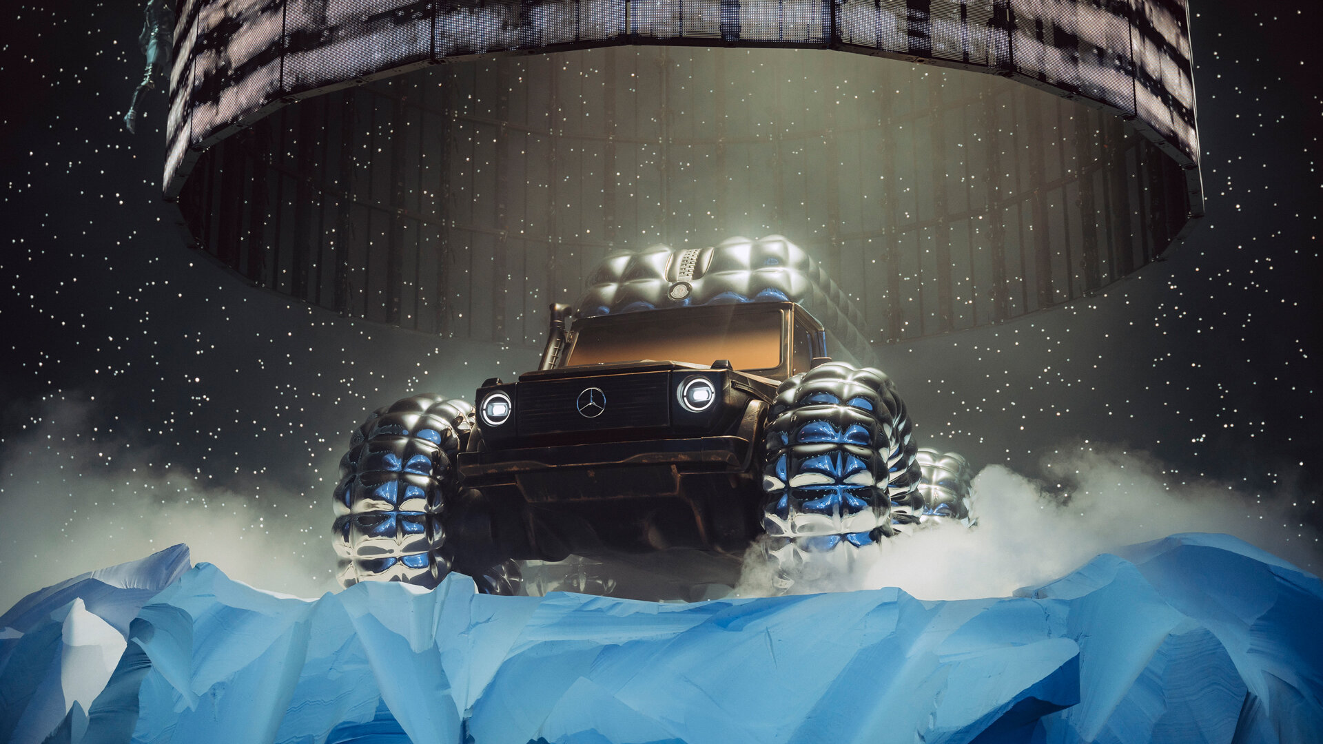 Mercedes-Benz G-класса получил колёса из пуховиков