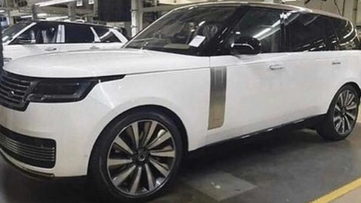 Уже видели новый Range Rover? Он очень странный — первые «живые» фото с завода
