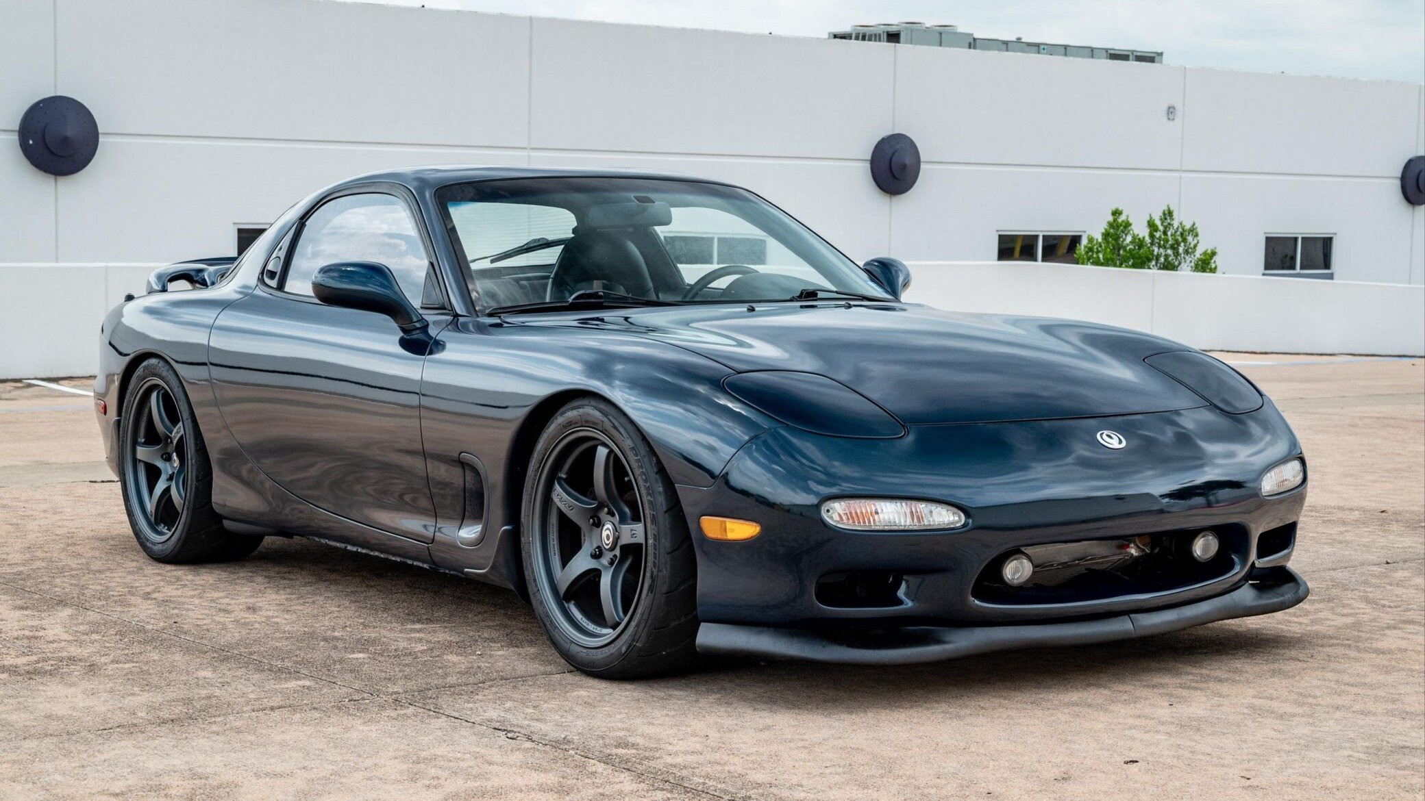 Рестомод Mazda RX-7 с мотором от Tesla продали почти вдвое дешевле «Москвича 3е»