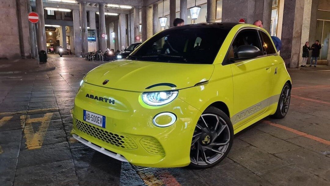 Рассекречена внешность первого «заряженного» электрокара Abarth