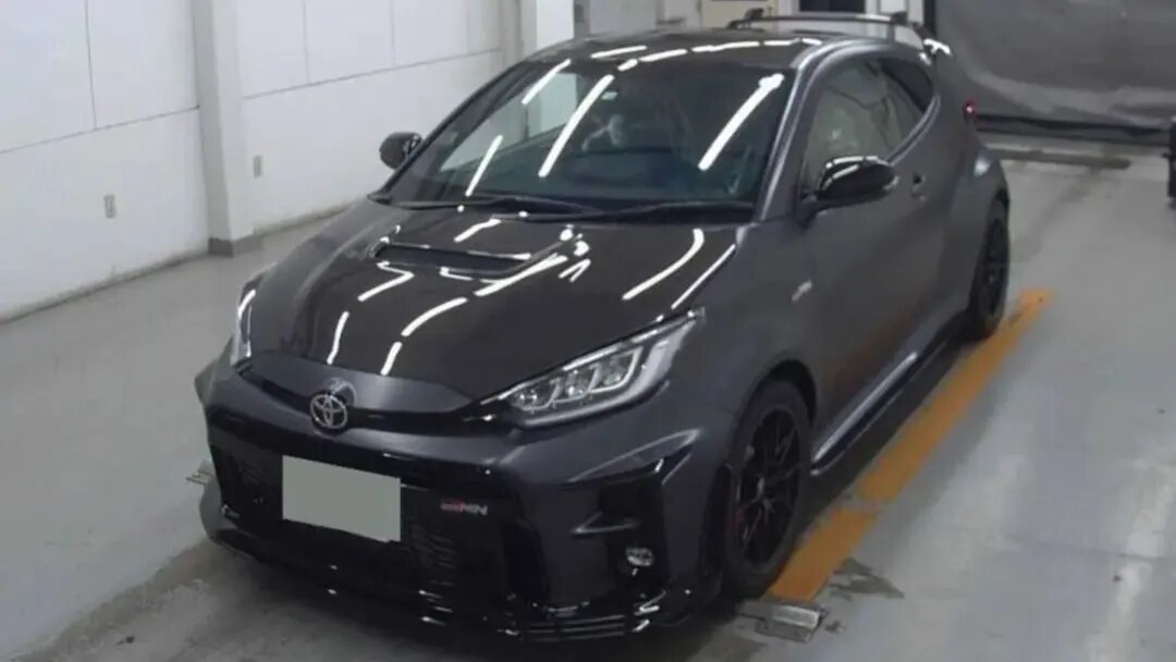 Компактный хэтч Toyota Yaris оценили дороже BMW M4