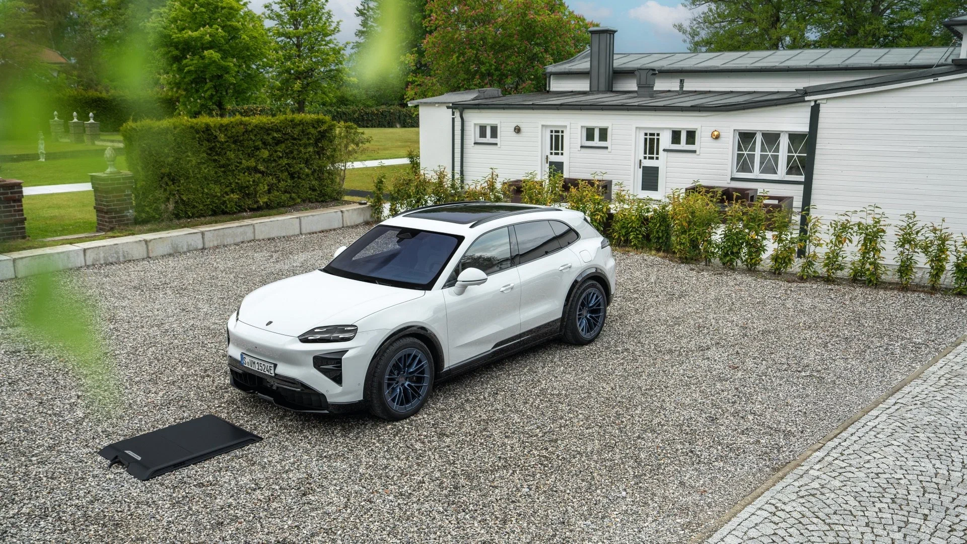 Батарейный Porsche Cayenne получил беспроводную зарядку и доводчики