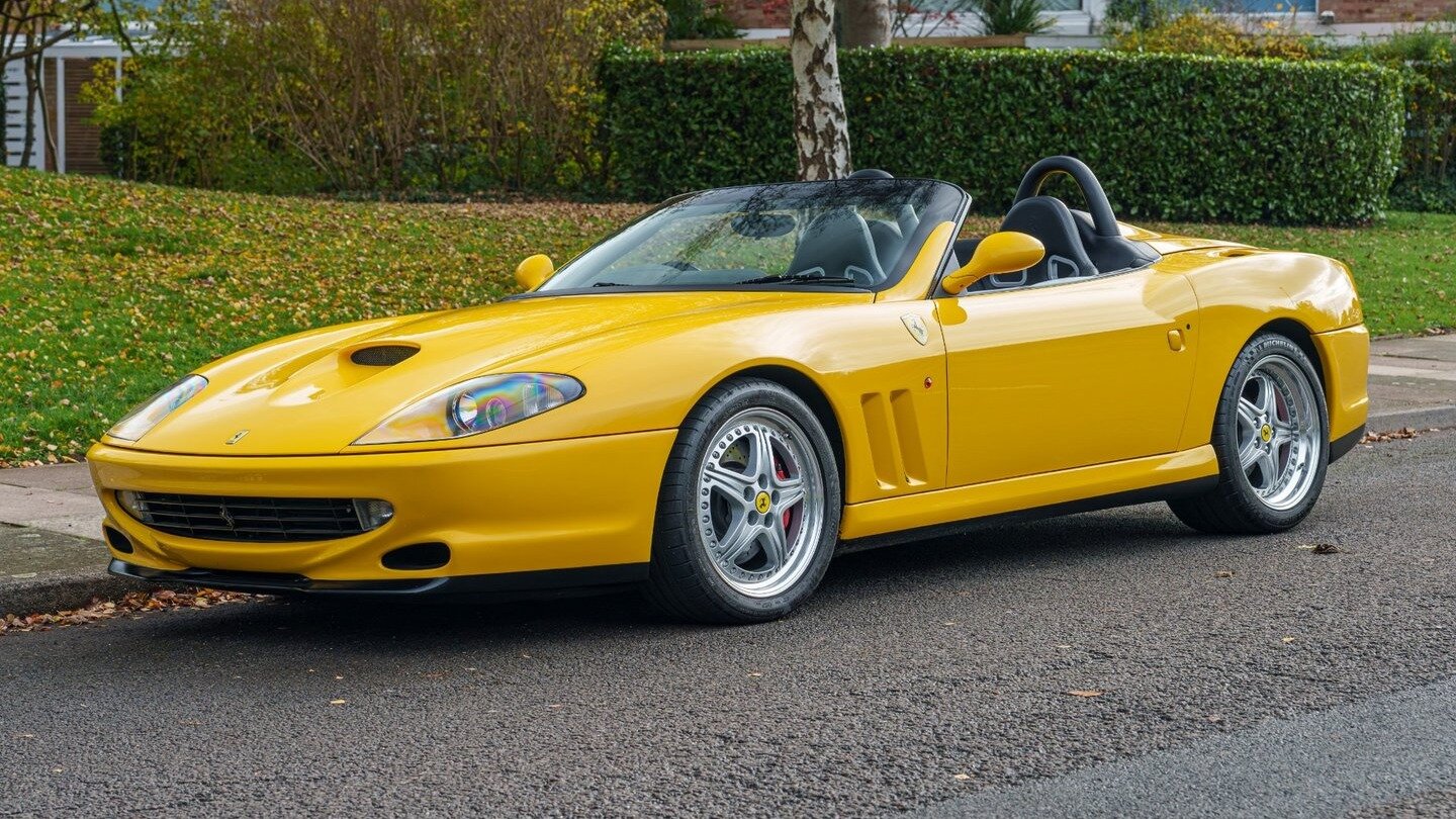 На продажу выставили Ferrari-«капсулу» без крыши, но с шестью трубами