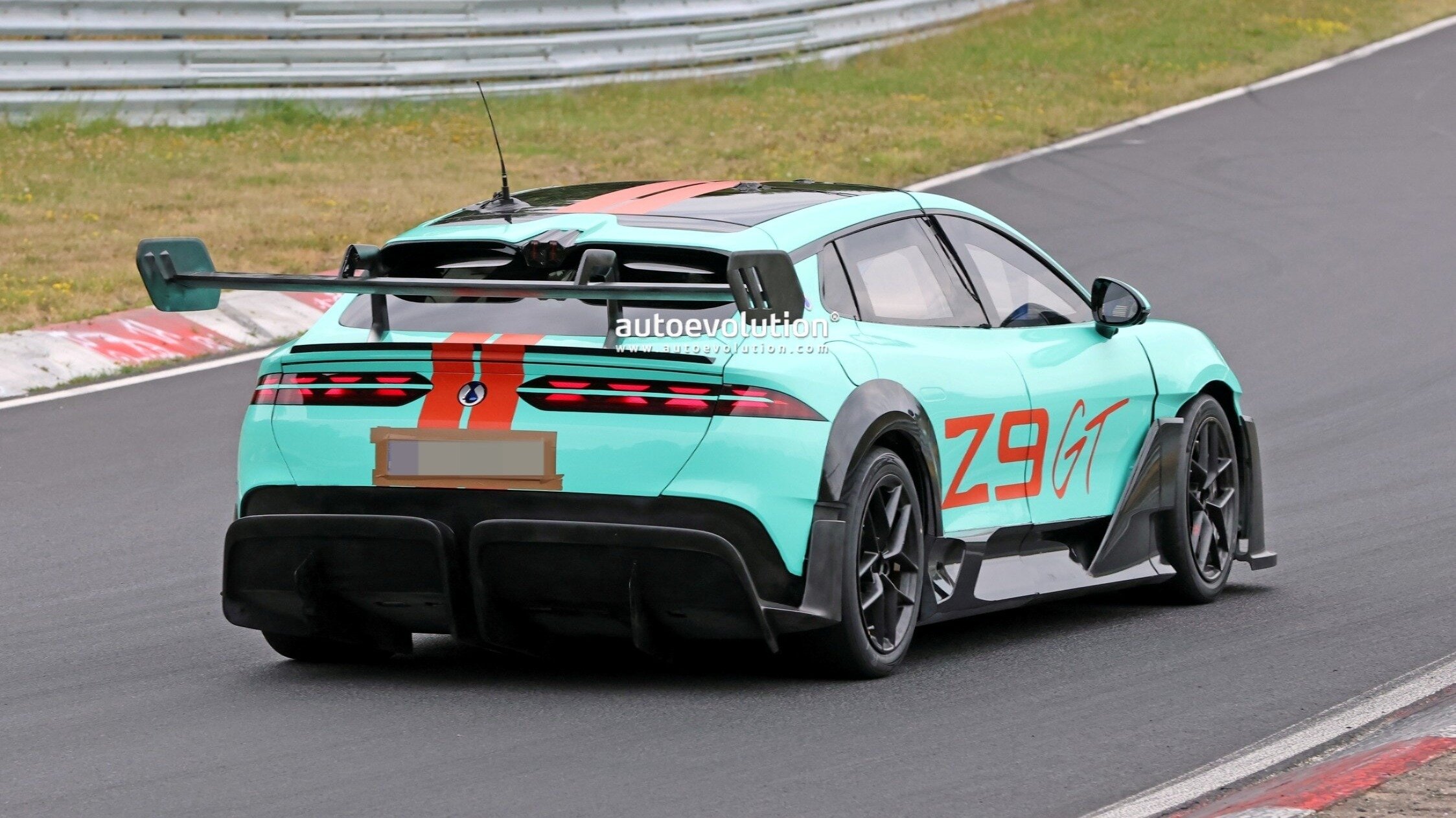 Denza Z9 GT с огромным антикрылом застали на Нюрбургринге без маскировки