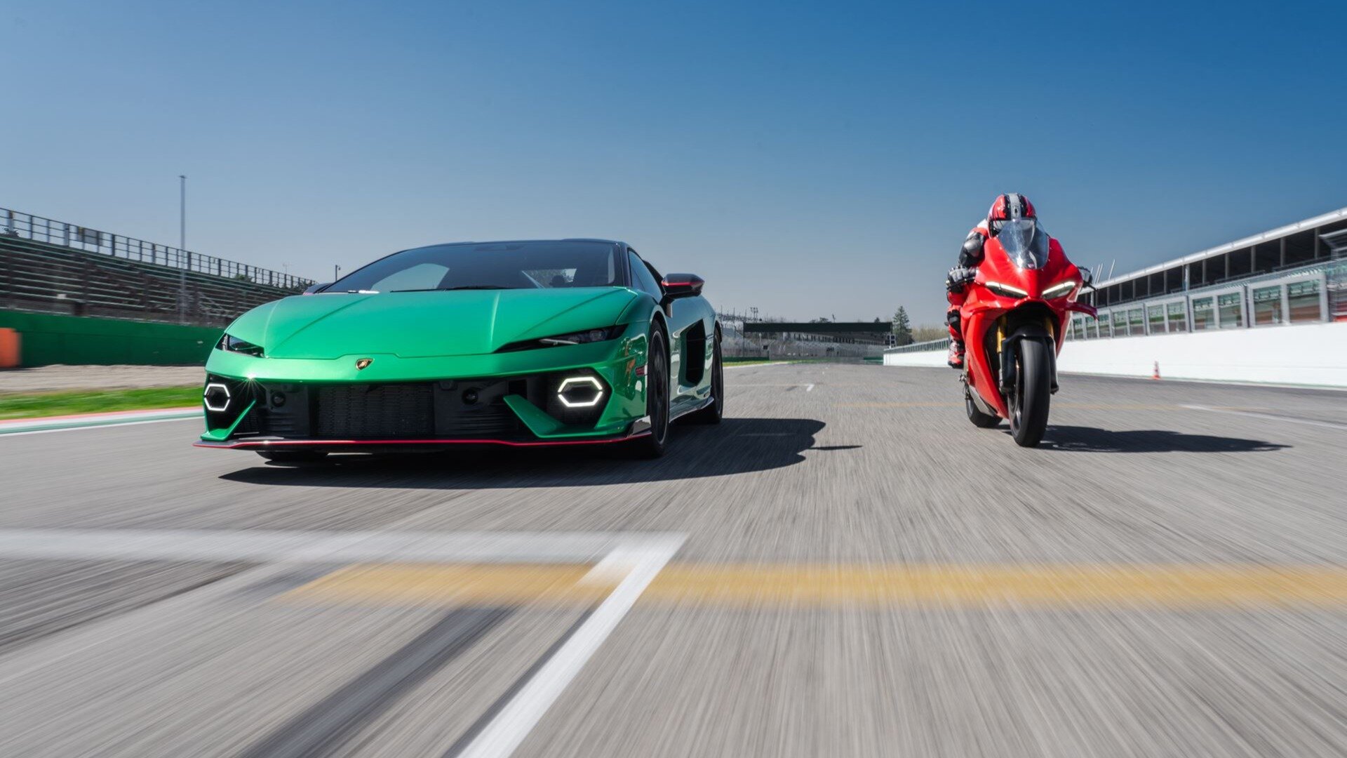 Lamborghini Temerario выставили в дрэге против супербайка Ducati Panigale V4