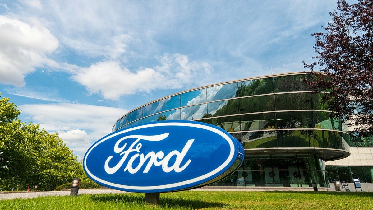 Ford приостановил работу в России