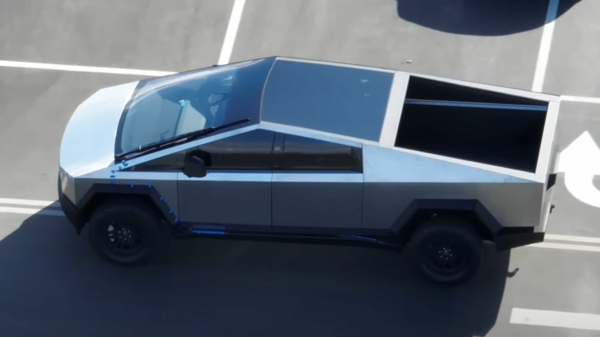 Предсерийный Tesla Cybertruck заметили на тестах. У него появился гигантский «дворник»