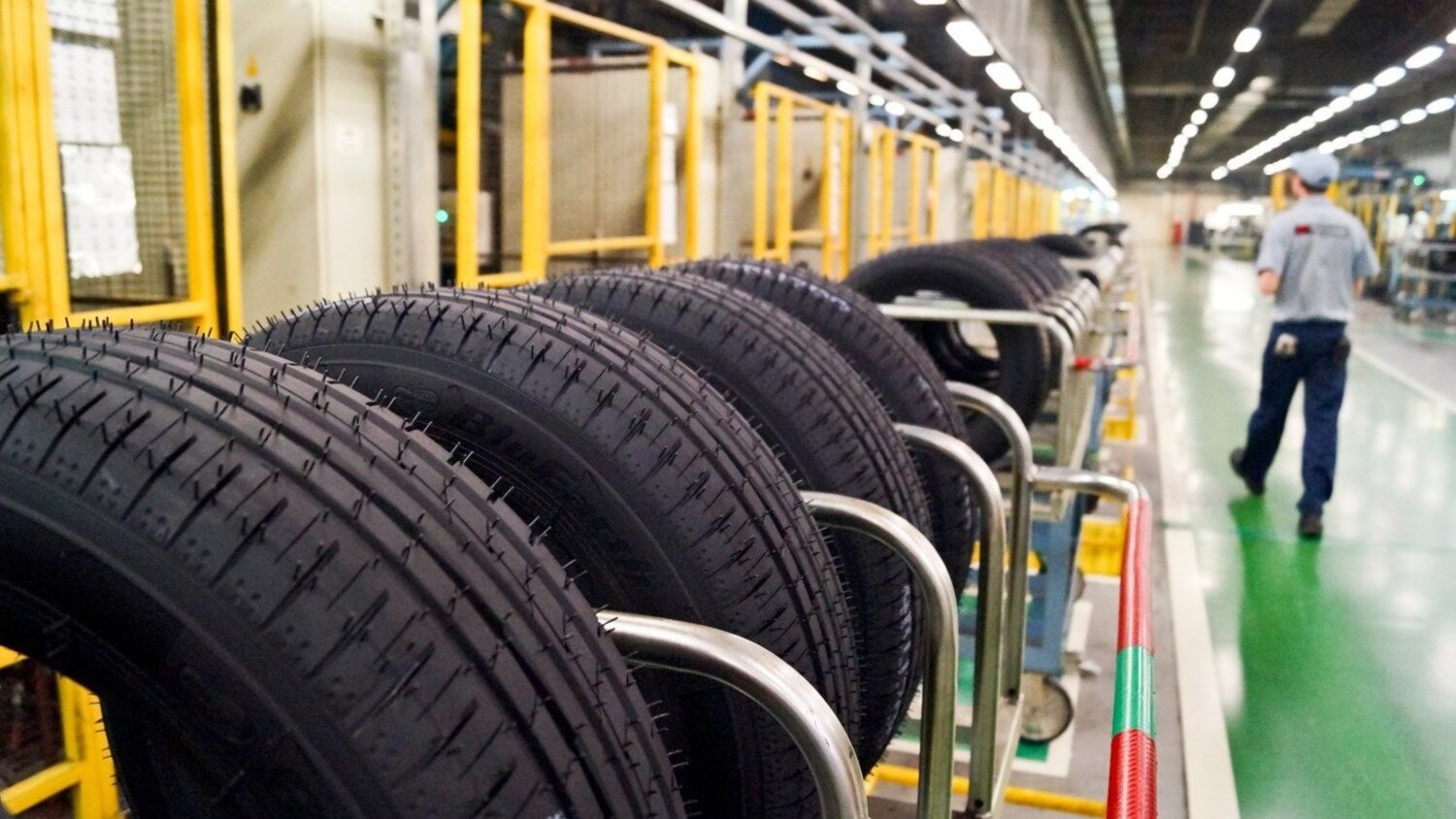 Pirelli приостановит производство шин в России