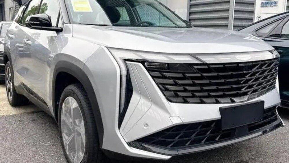 Обновлённый Geely Atlas рассекречен на шпионских фото