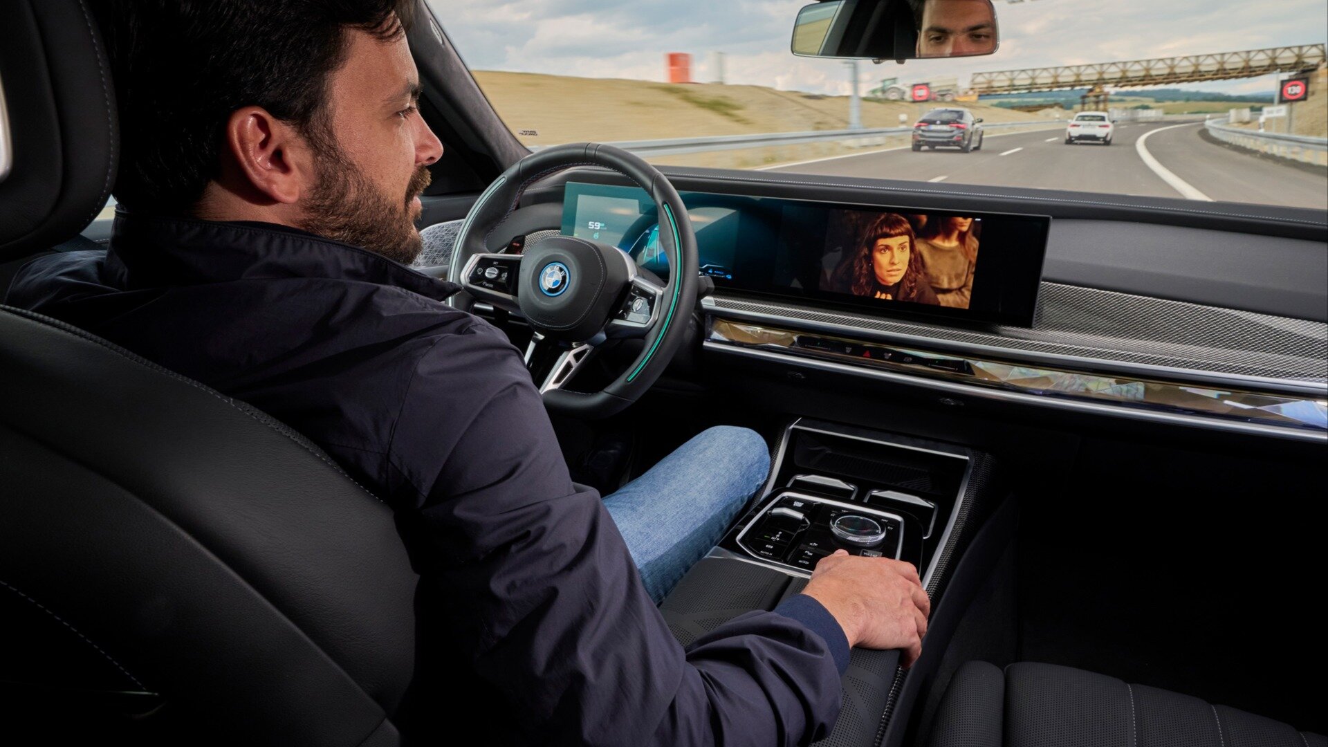 Компания BMW начала предлагать в Германии одновременно «автопилоты» 2 и 3 уровня