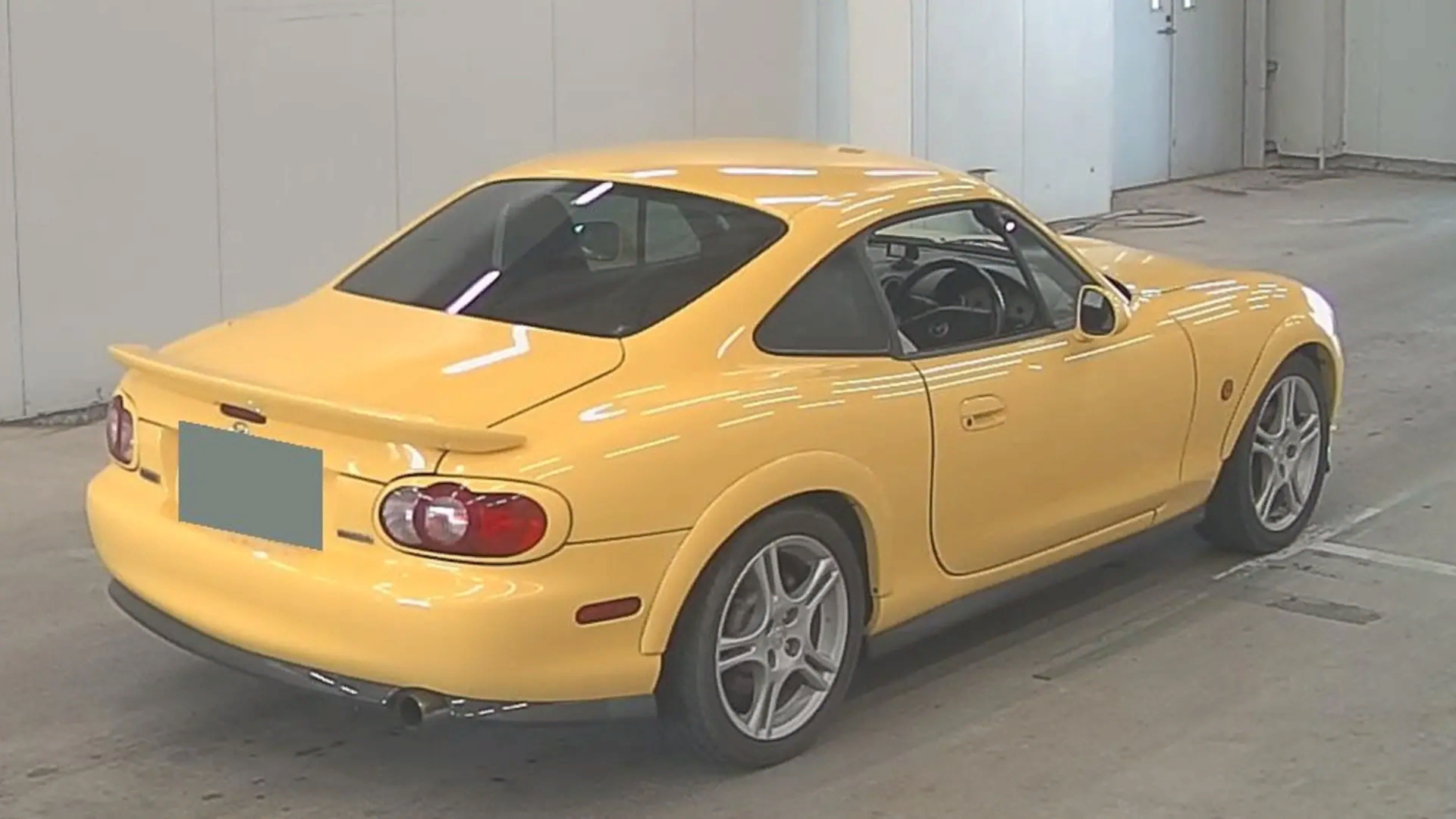 Очень редкую Mazda MX-5 продали с аукциона в Японии. Это купе, которых было всего 200