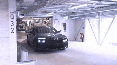 Автомобили BMW научили передвигаться по заводу без водителей