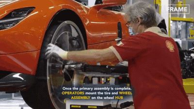 Процесс создания суперкаров Ferrari показали на видео