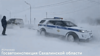 Занесло до весны: кадры мощной метели на Сахалине
