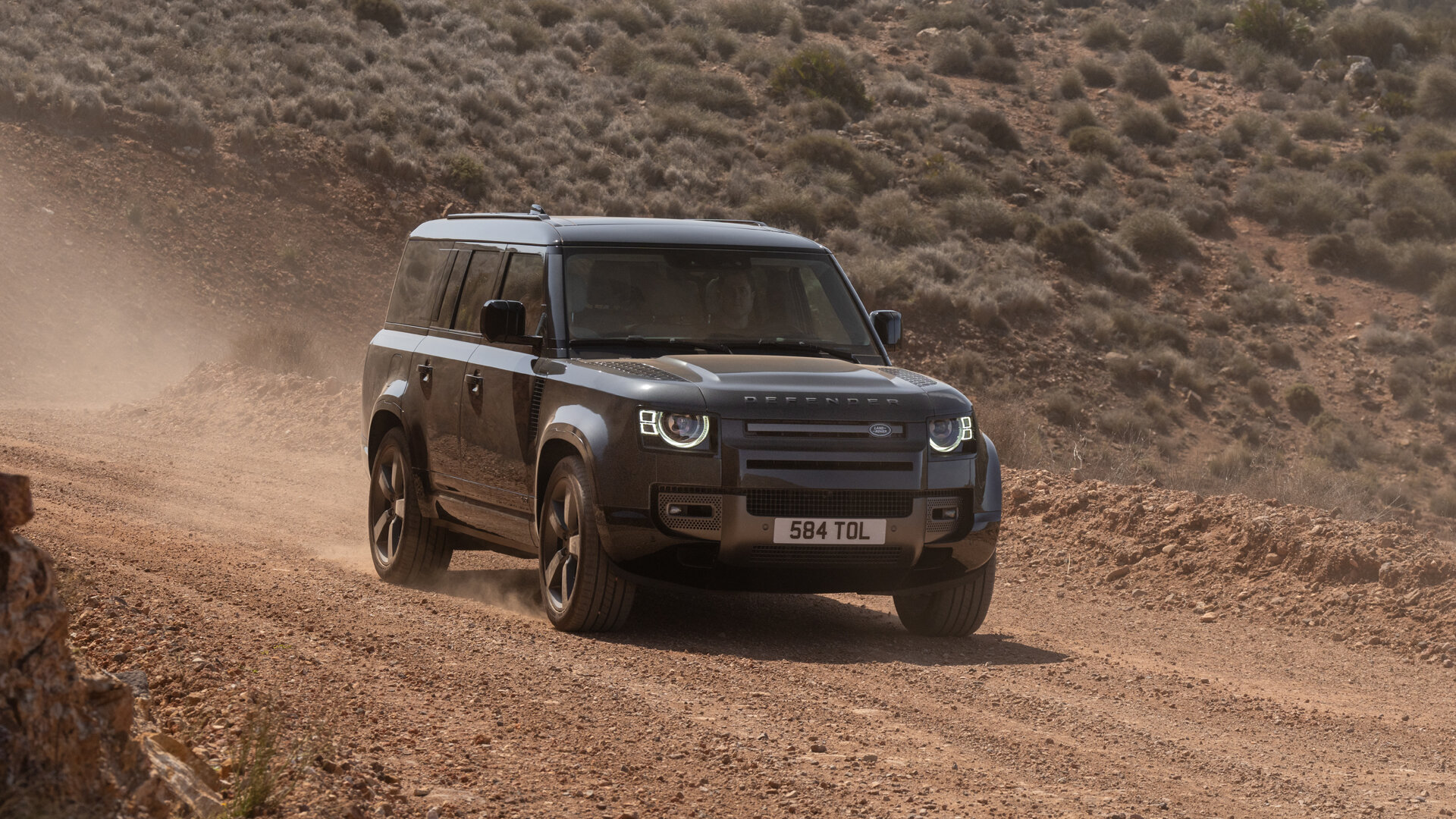 Land Rover Defender получил мощнейший в истории модели дизель и «капитанские» кресла