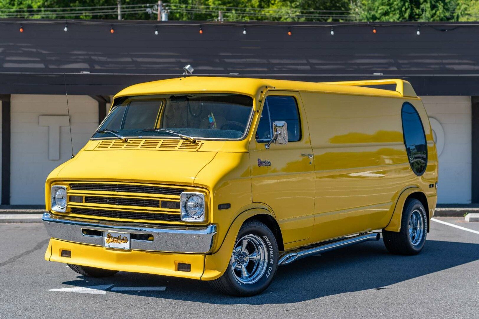 Тюнингованный минивэн Dodge с двуспальной кроватью и холодильником продают по цене новой «ГАЗели»