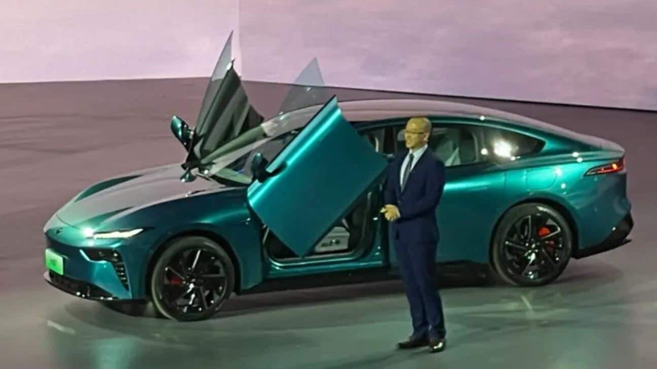 Компания Dongfeng представила дальнобойный электроседан 007 под новым суббрендом eπ