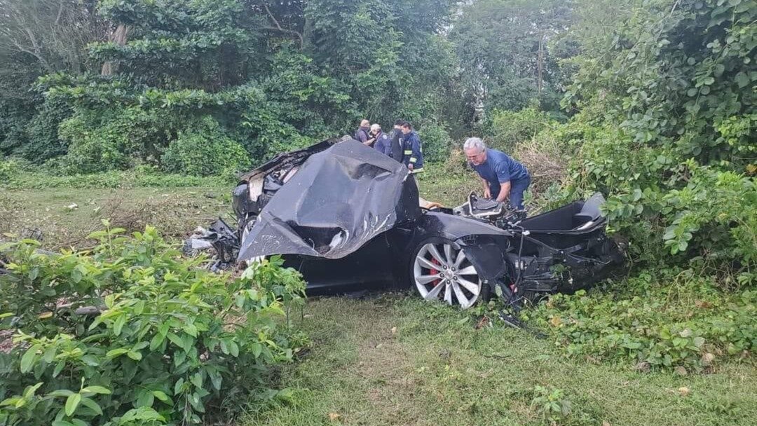 Электрокар Tesla сорвался со скалы и оказался полностью уничтожен. А у водителя — всего-то несколько царапин