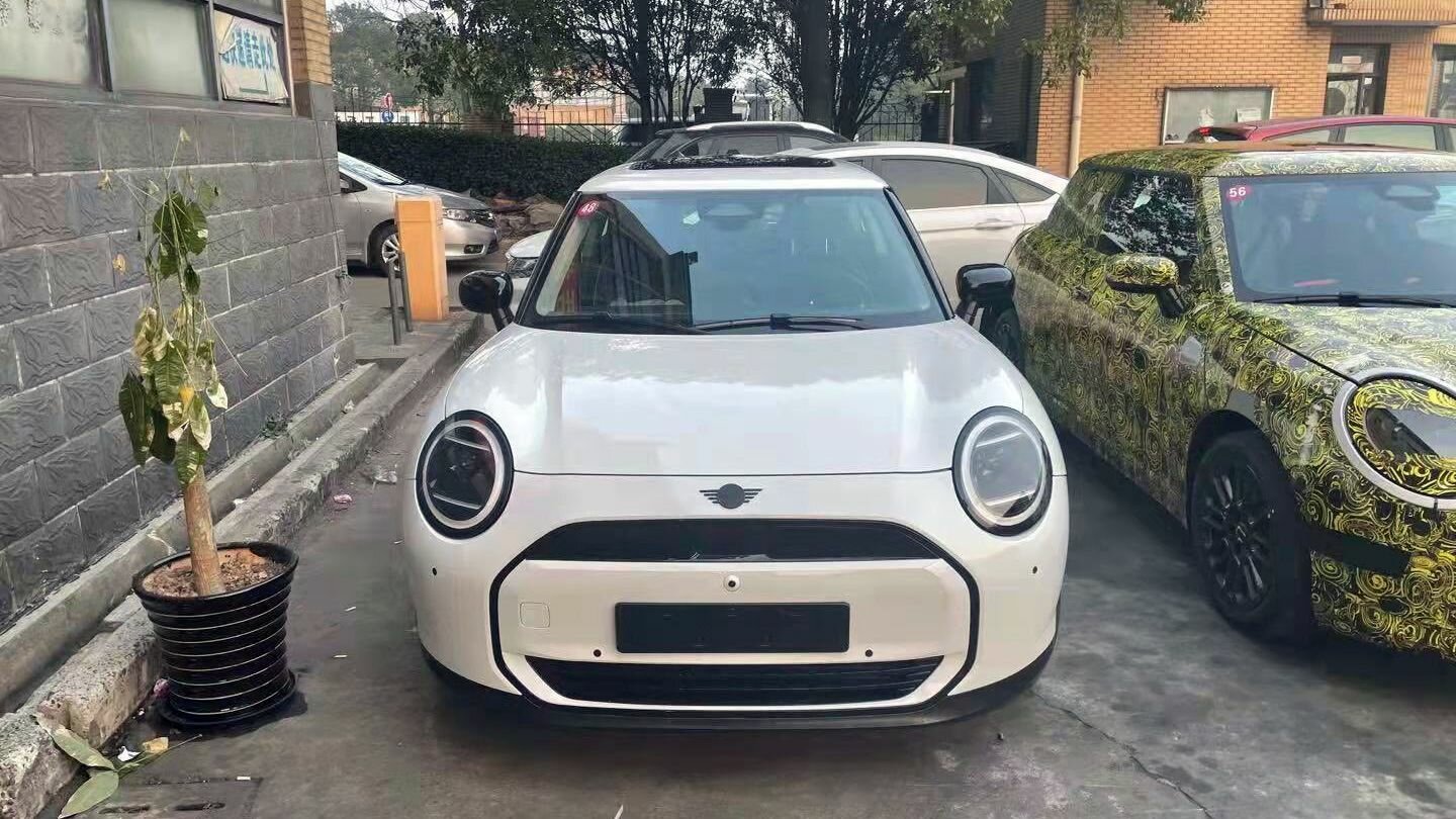 Хэтчбек MINI нового поколения рассекретили задолго до премьеры