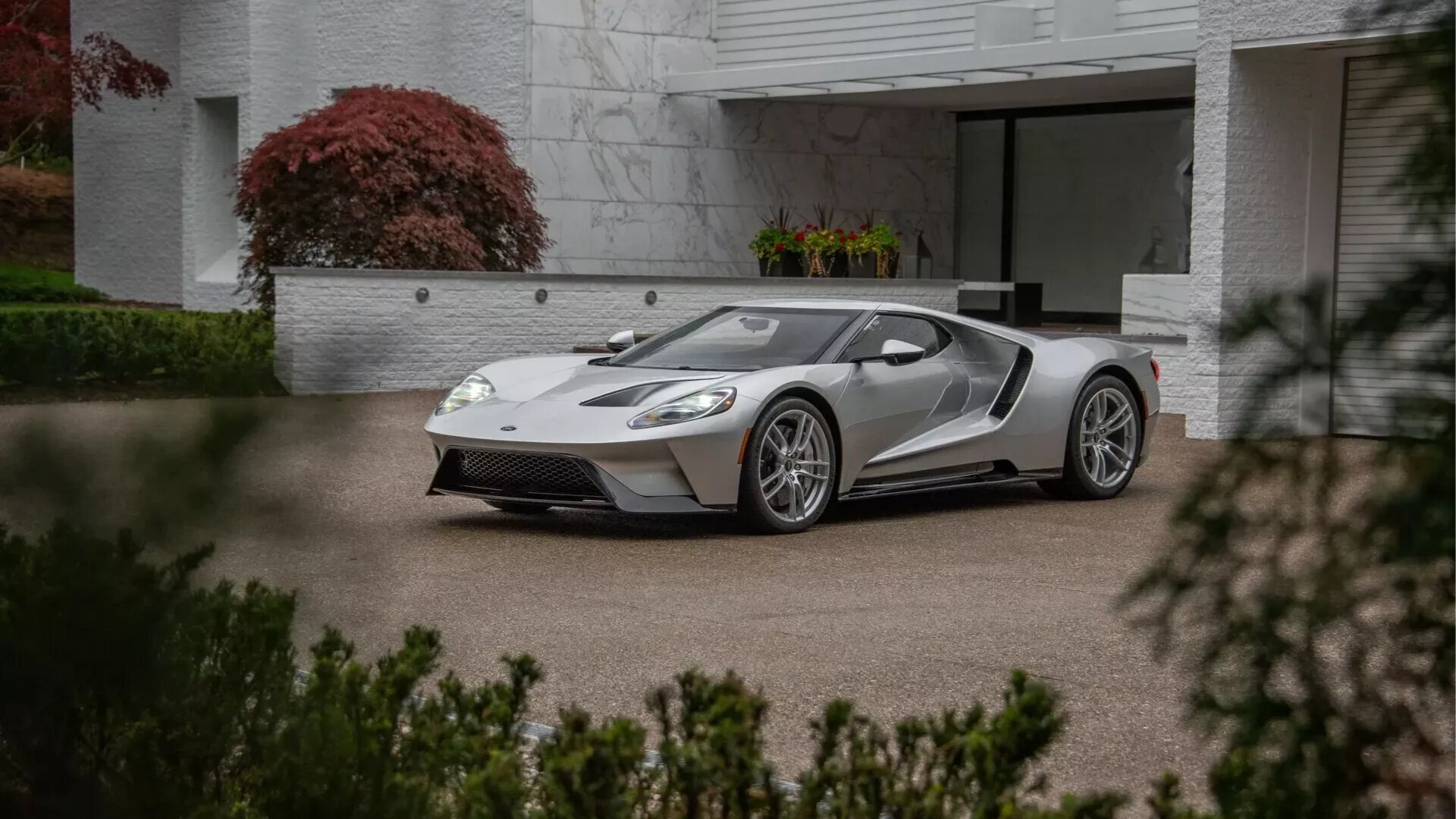 Два серебристых Ford GT разных поколений пустят с молотка