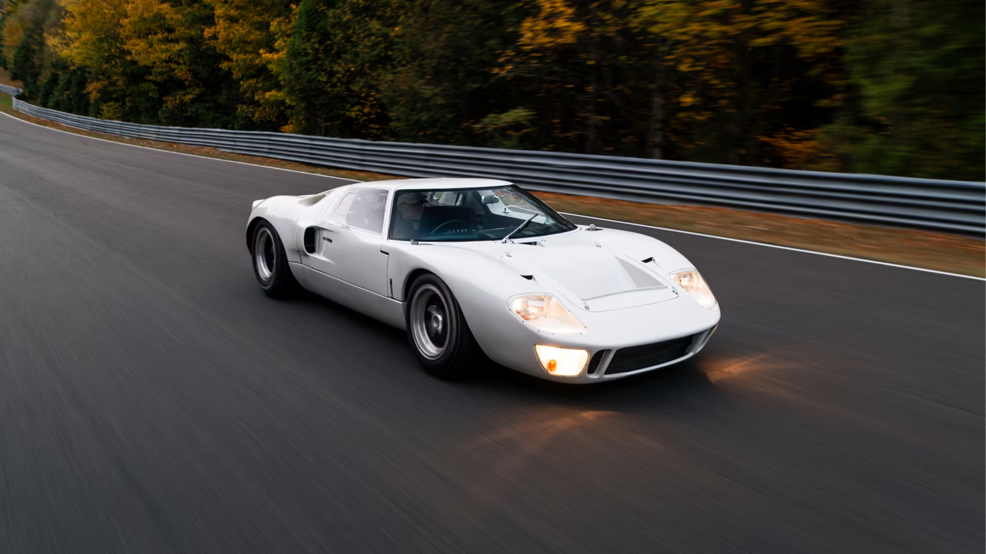 Один из 10 созданных для гонок на выносливость суперкаров Ford GT40 выставят на аукцион