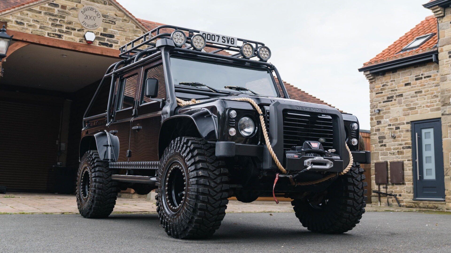 С молотка уйдёт один из семи сохранившихся пикапов Land Rover Defender из фильма о Джеймсе Бонде