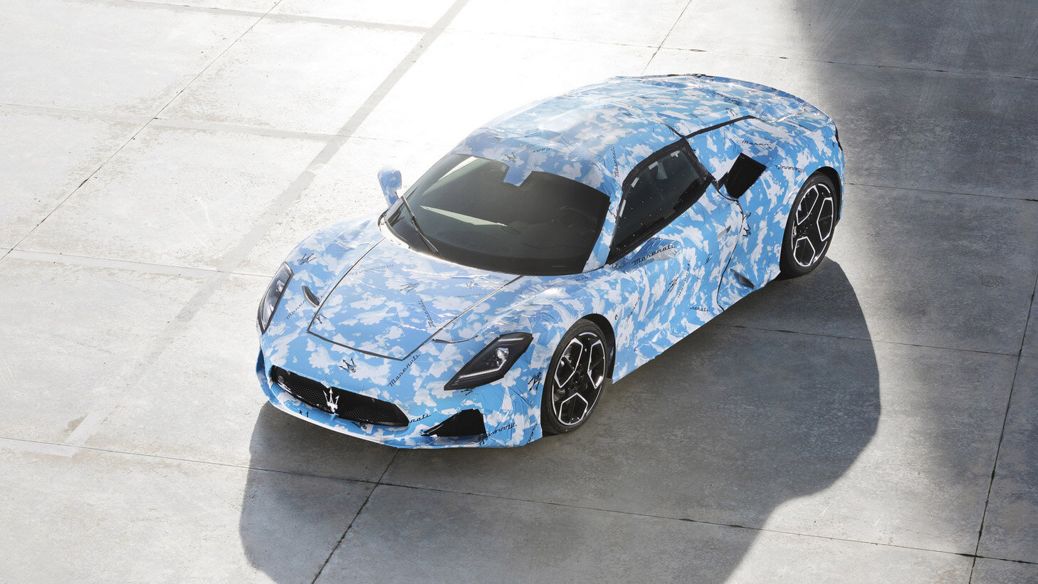 Открытую версию суперкара Maserati MC20 показали на первых фото