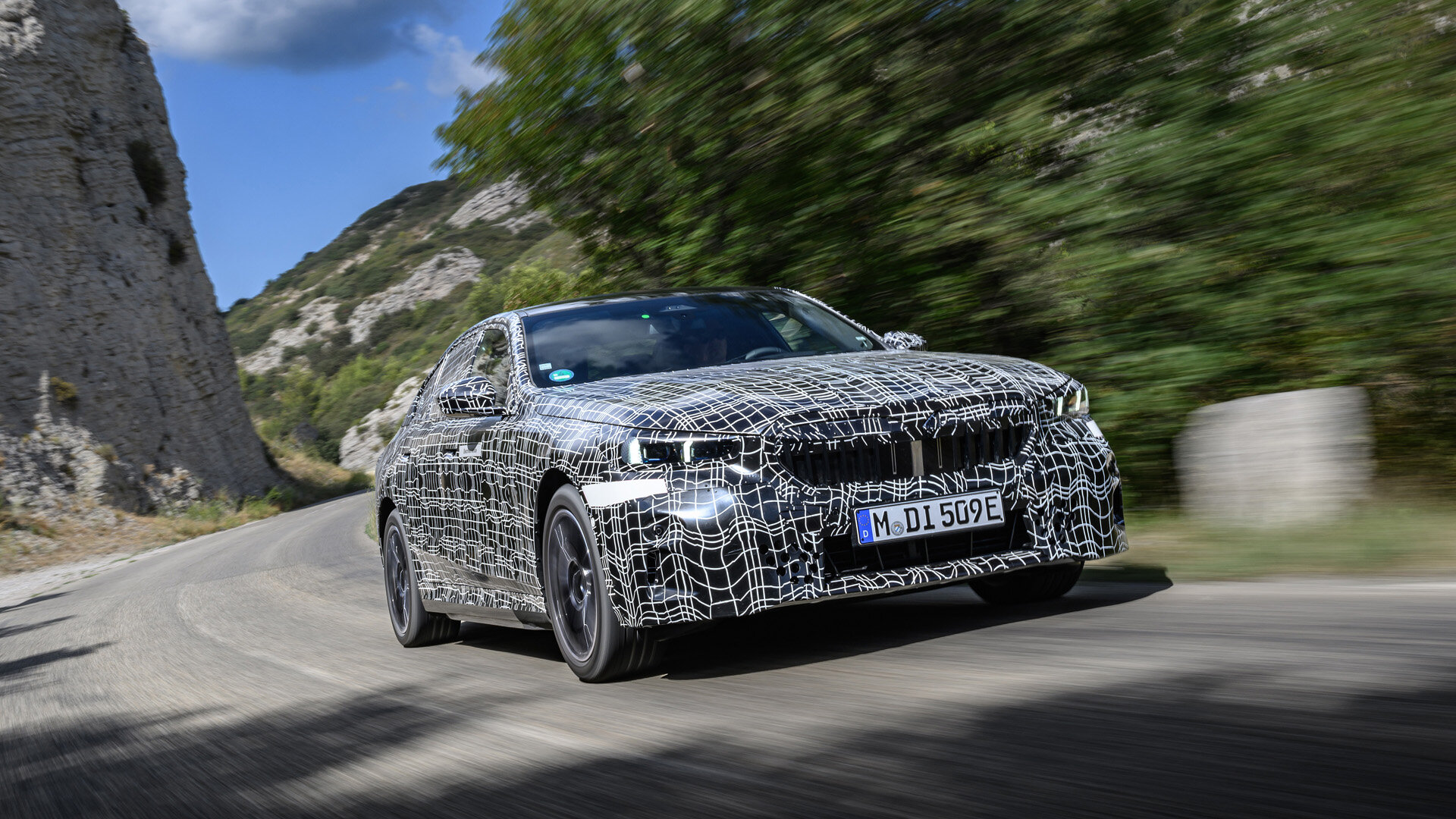 Электрокаром BMW i5 можно будет управлять взглядом