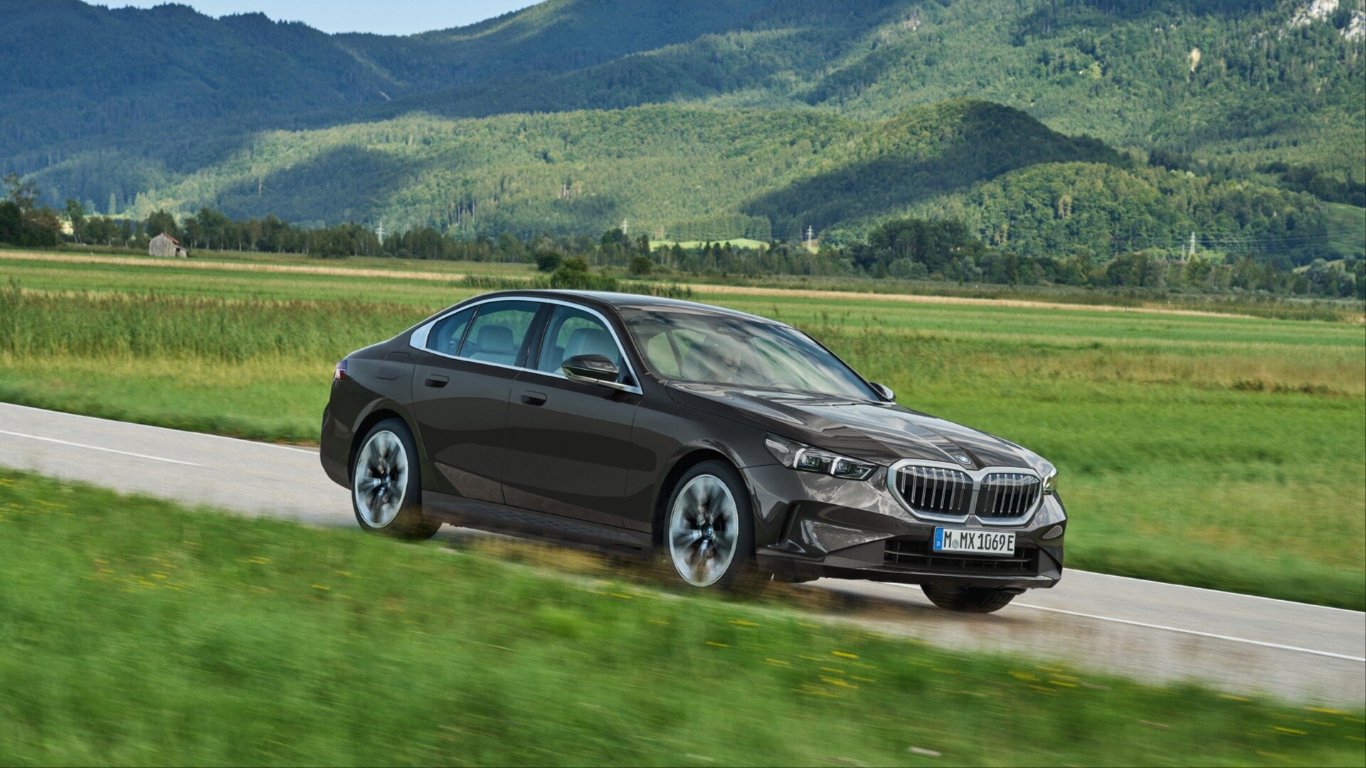 BMW уточнила характеристики подзаряжаемых гибридов 5 серии с расходом топлива до 1 л/100 км