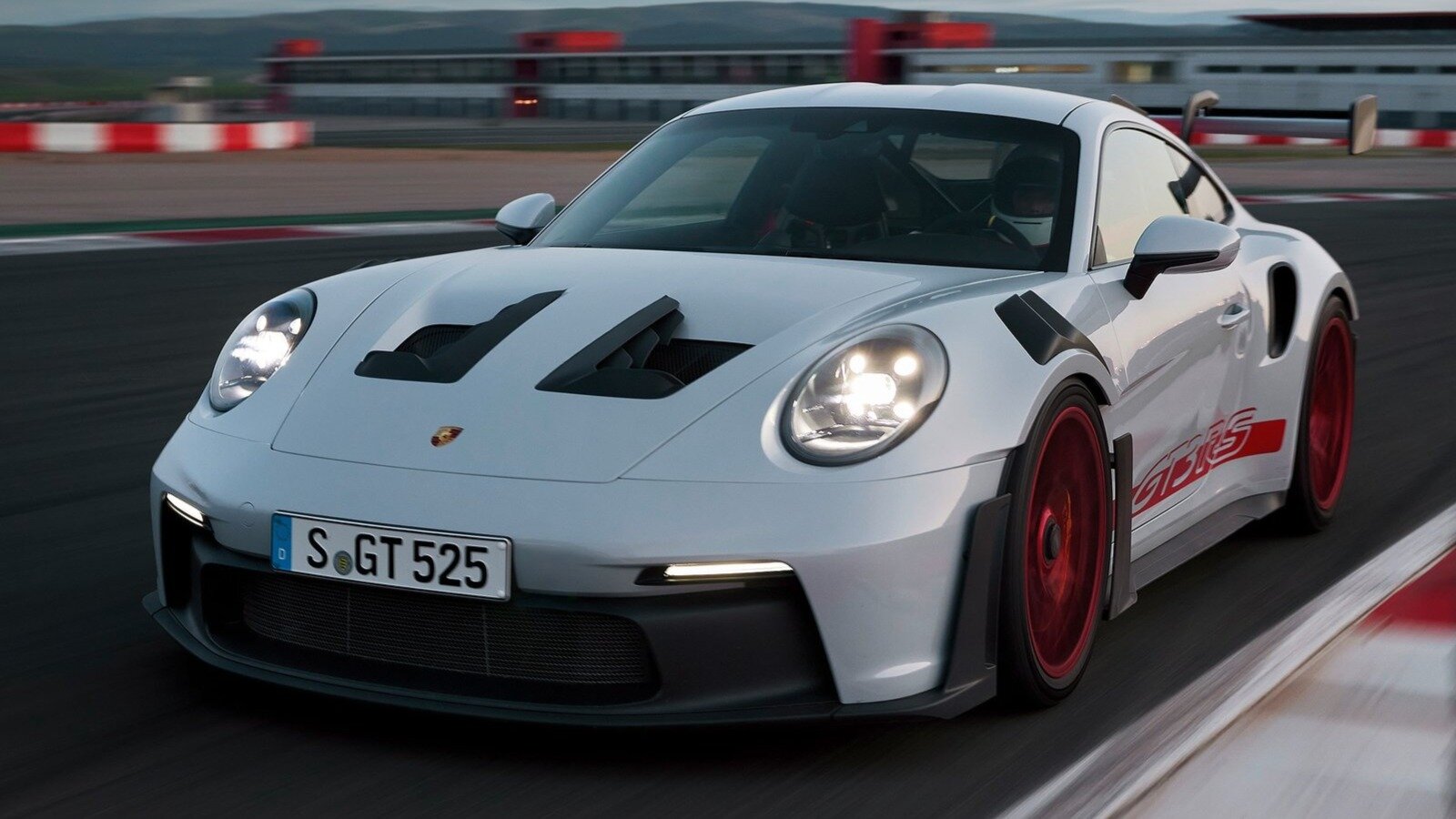 Новый Porsche 911 GT3 RS представлен официально: 525-сильный мотор и аэродинамический тормоз