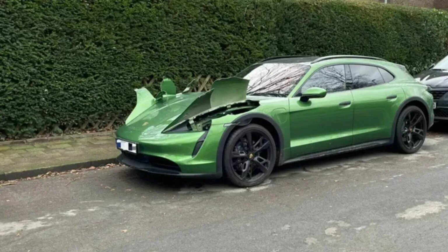 Воры начали разрезать Porsche Taycan ради очень дорогих фар